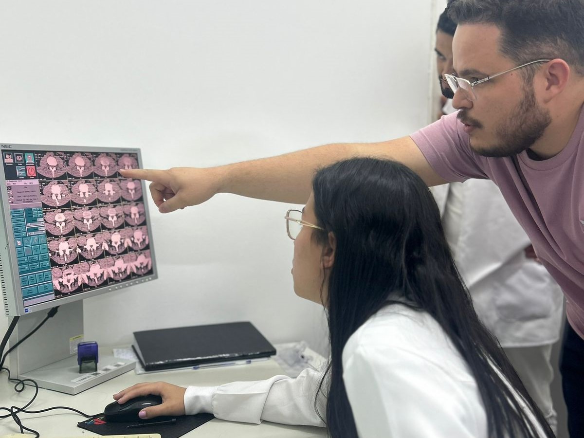 Quem pode dar aula em curso técnico? Descubra requisitos e salários!