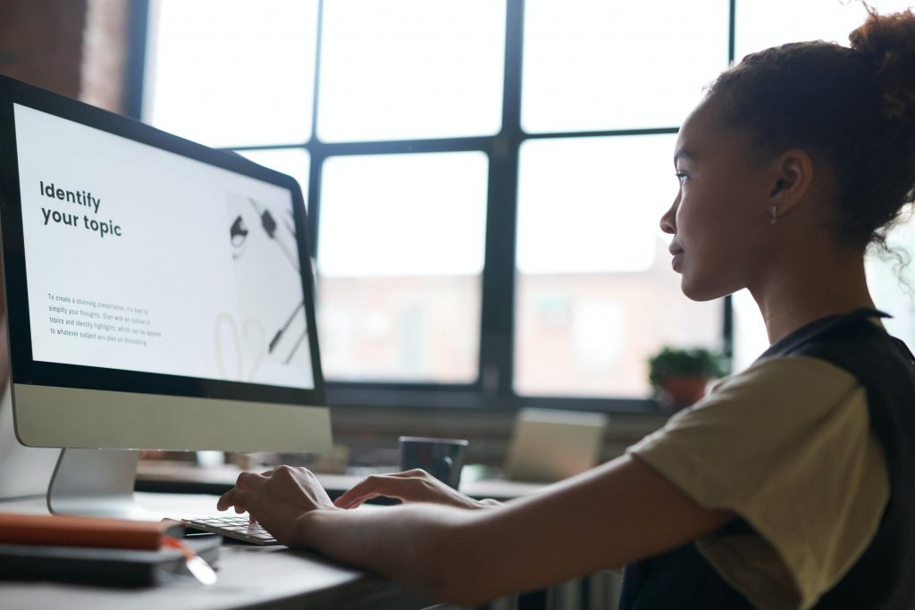 estudante usando o computador cursos técnicos em alta
