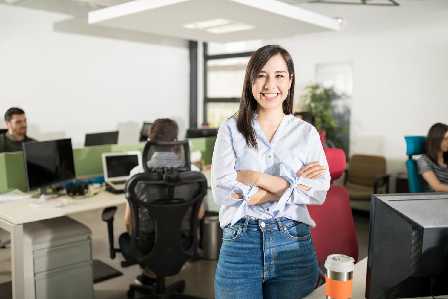 mulher em pé em um escritório