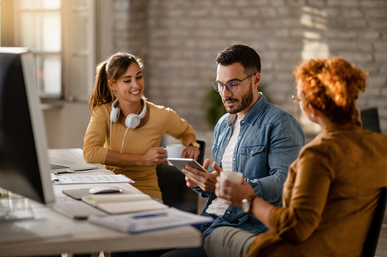 profissionais de marketing conversando