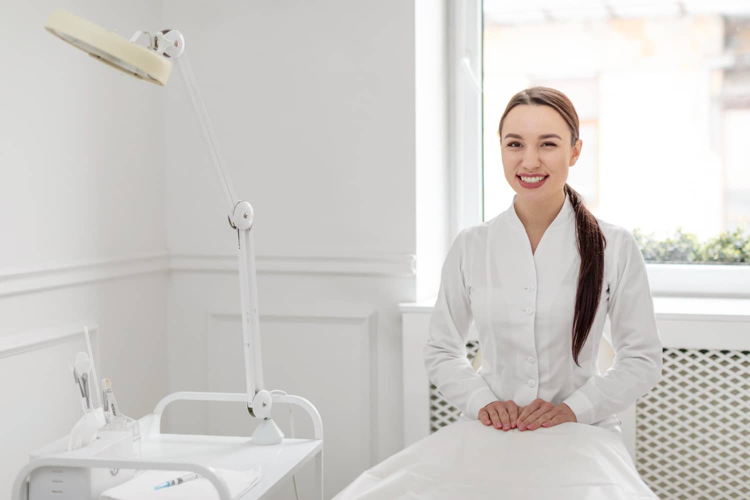 profissional de estética e sua sala de atendimento
