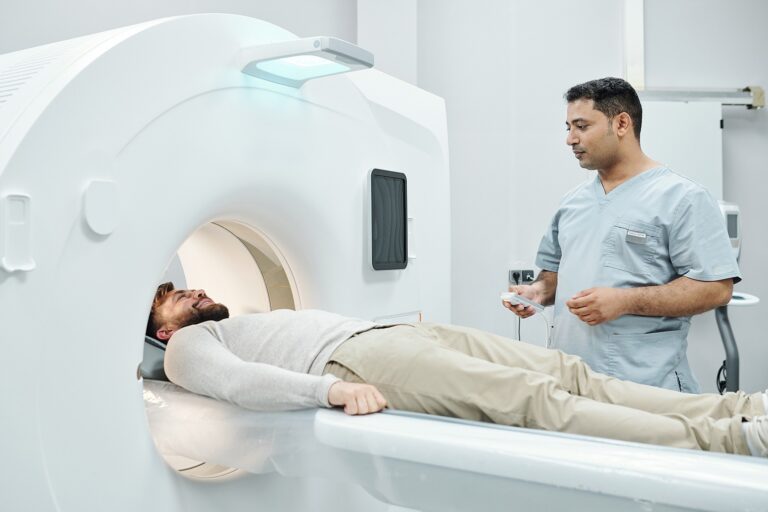 Entenda o que é e qual a importância do profissional de Radiologia