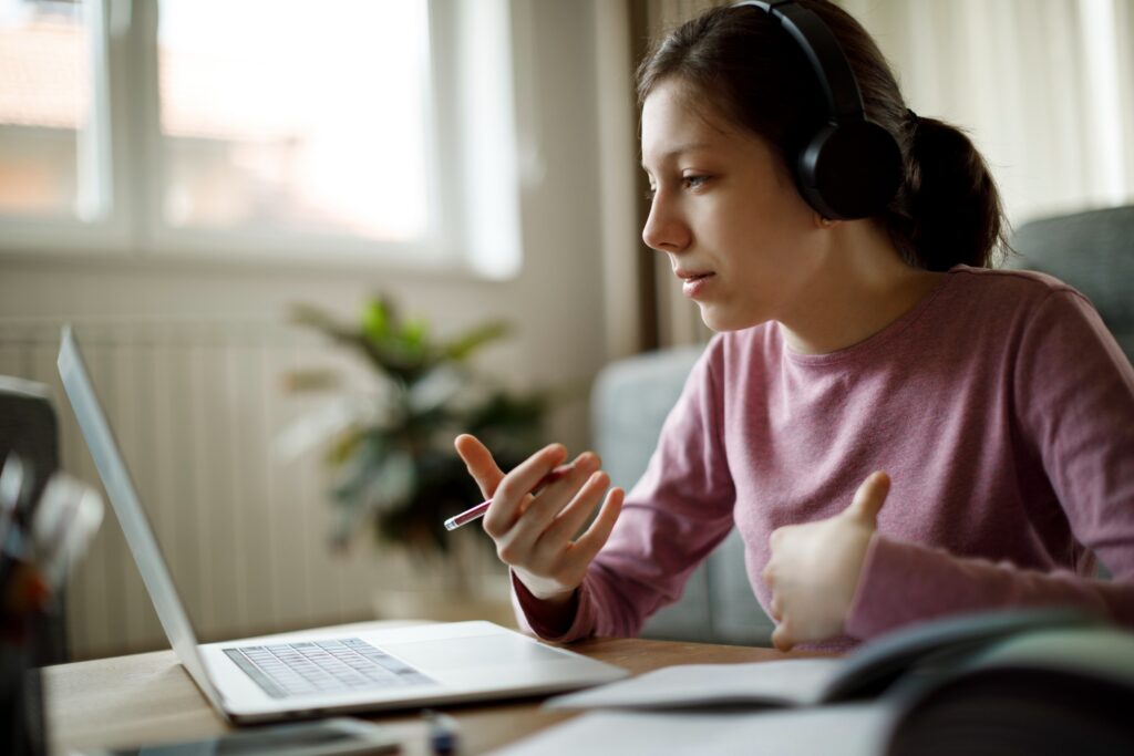 menina no computador aprendendo estudando