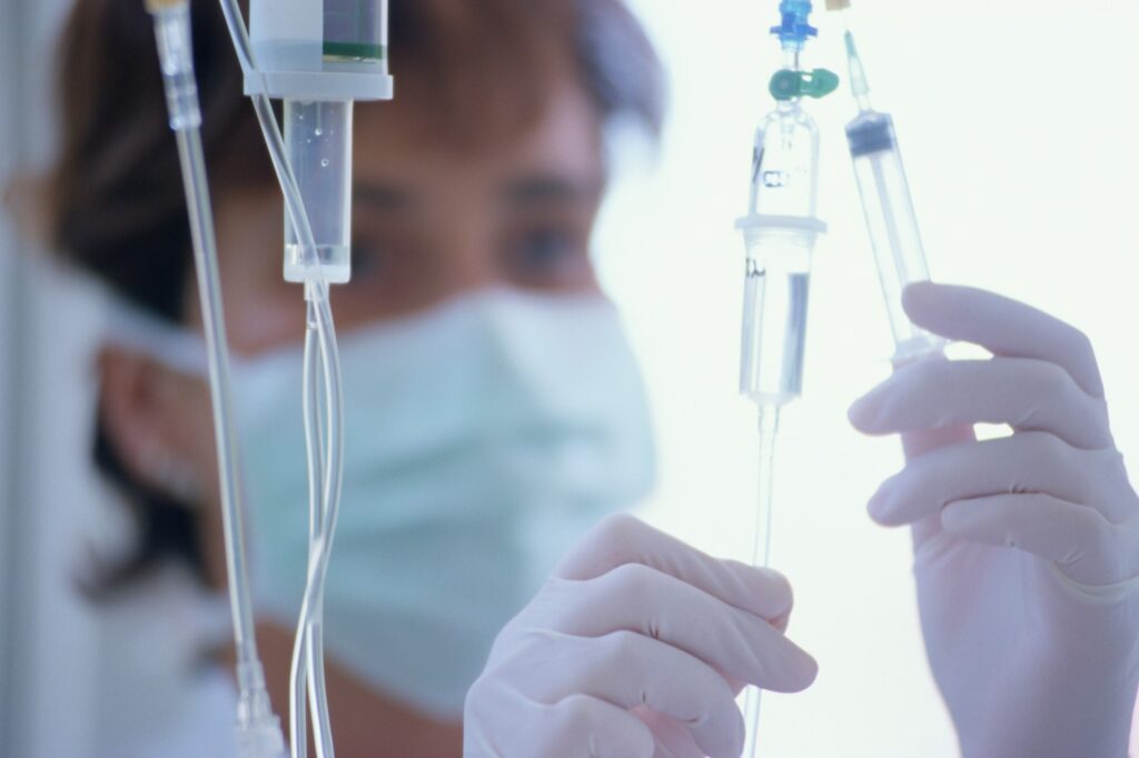 enfermeiro medicando paciente