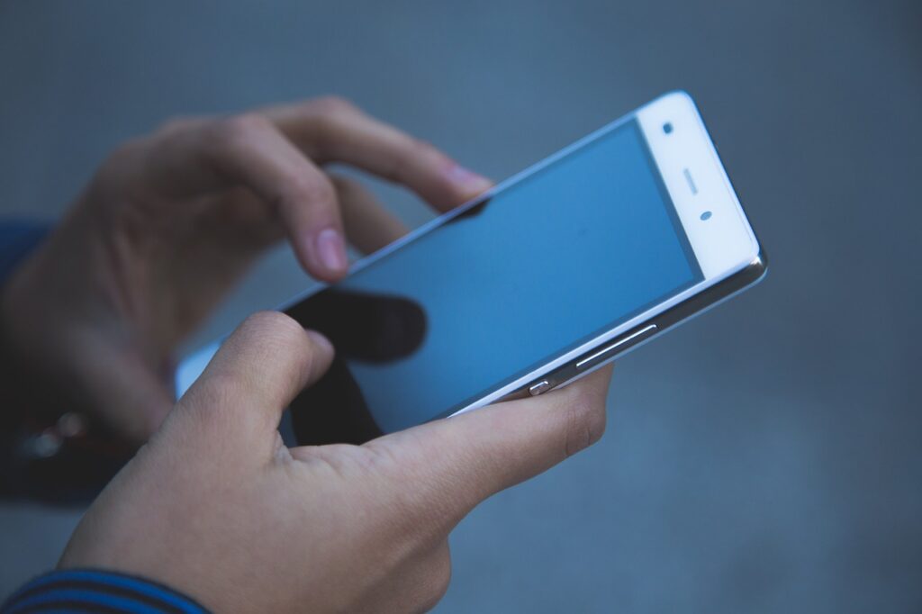 pessoa fazendo teste vocacional pelo celular